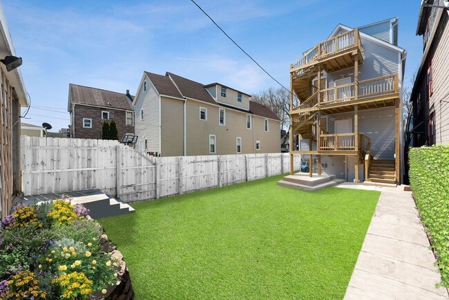 Building Photo - 1733 N Artesian Ave