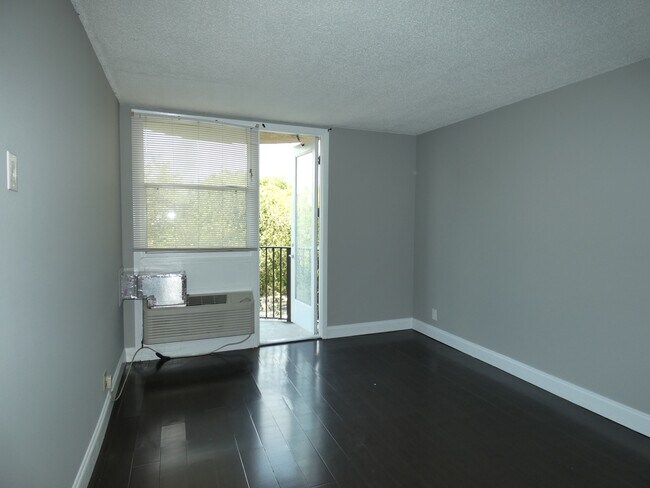 Building Photo - 2701 Riverside Dr
