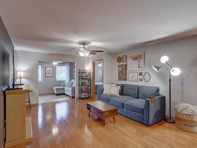 Building Photo - 102 Prairie Heights Dr