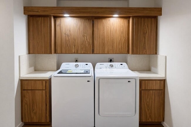 Building Photo - 3826 Whitehall Dr