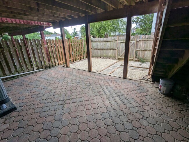 Building Photo - Beautifully maintained townhouse in Tuscar...