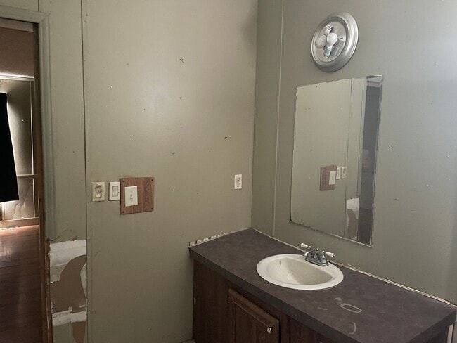 Building Photo - 5 Bedroom, 3 Bath 2,128 sq ft Doublewide T...