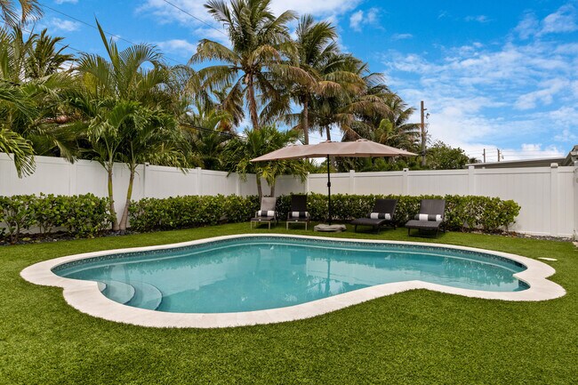 Building Photo - 2862 NE 35th Ct