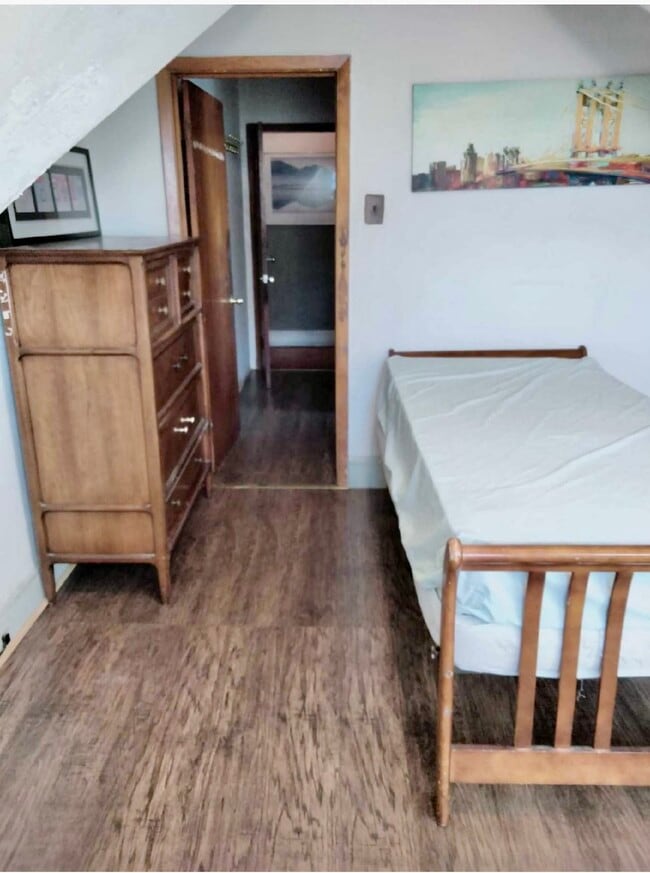 furnished bedroom - 906 Summit Ave