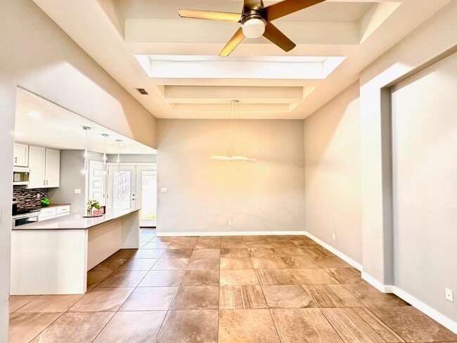 Building Photo - 1009 La Muralla St