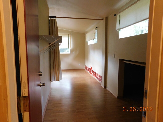 Building Photo - Gated 1 Bedroom Apartment