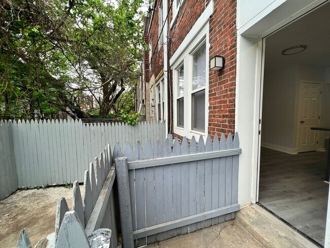 Building Photo - Remodeled Large 3bd/1 House with Rear yard!! Section 8 Welcome!!