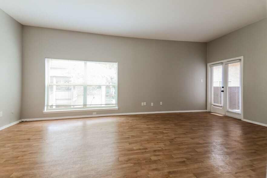 Building Photo - 10406 High Hollows Dr