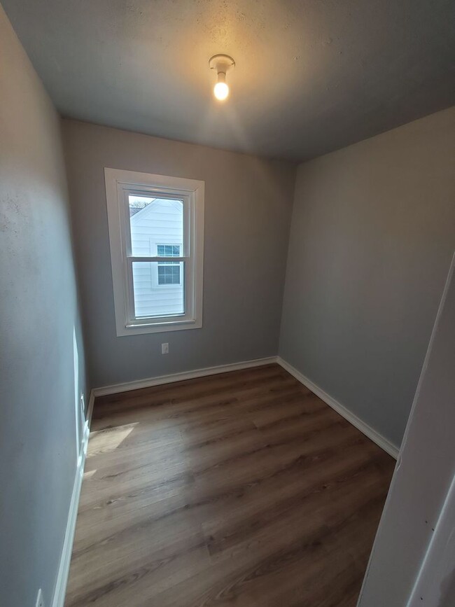 Building Photo - 159 S 78th St