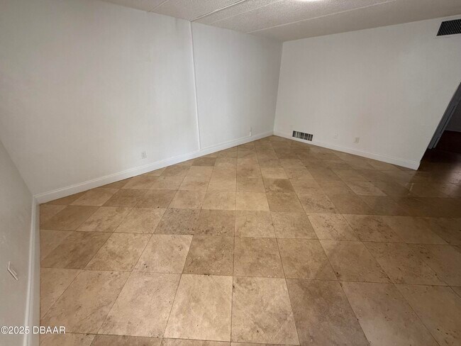 Building Photo - 405 N Halifax Ave