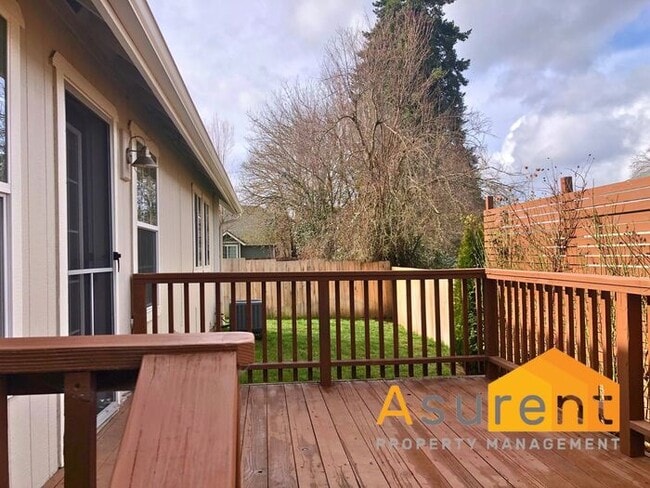 Building Photo - Wont Last Long---- 3 bed 2 Bath fenced back yard