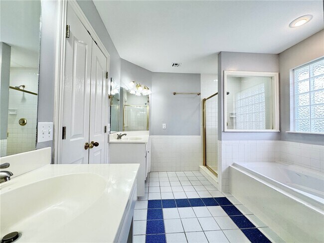 Building Photo - 3834 E Chadwick Dr