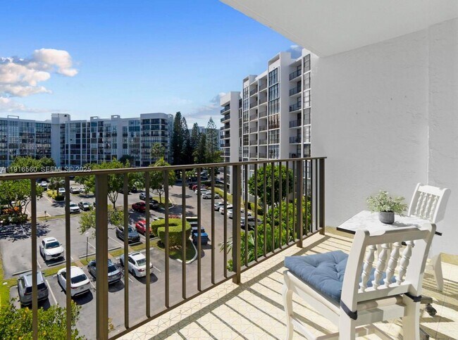 Building Photo - 1000 Parkview Dr