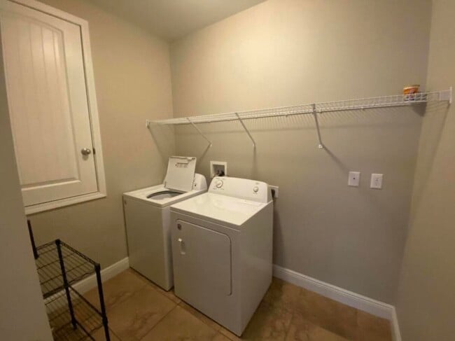 Building Photo - 40 Woodwind Way