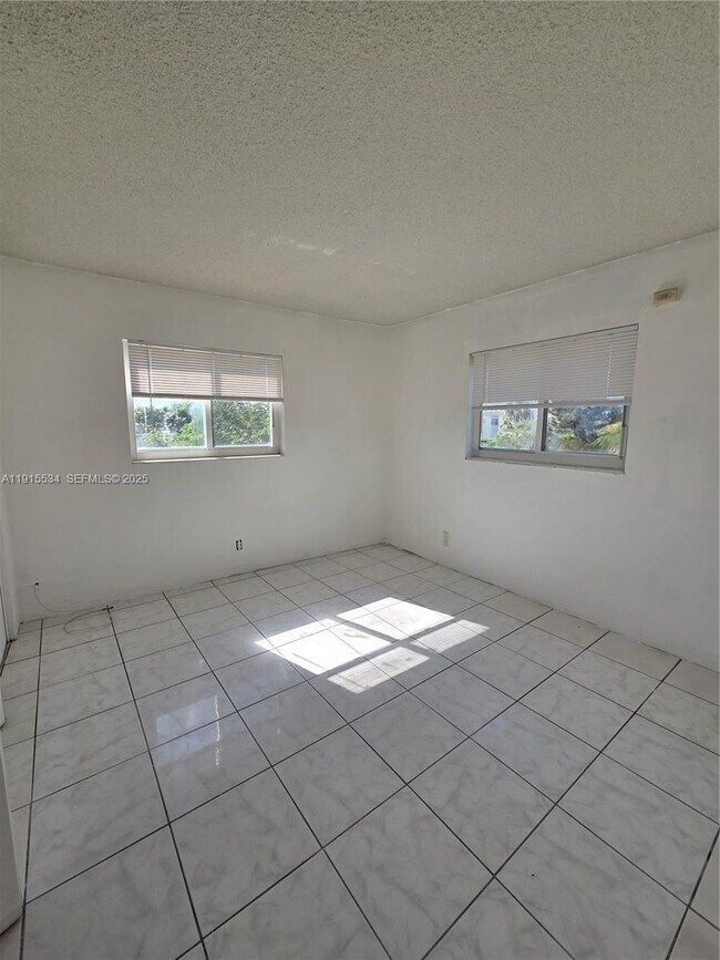 Building Photo - 1400 N 17th Ave