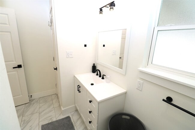 Building Photo - 5506 Avenue Q