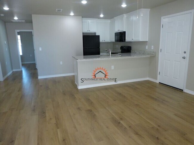 Building Photo - Spacious 2 bedroom 2 bath Duplex.