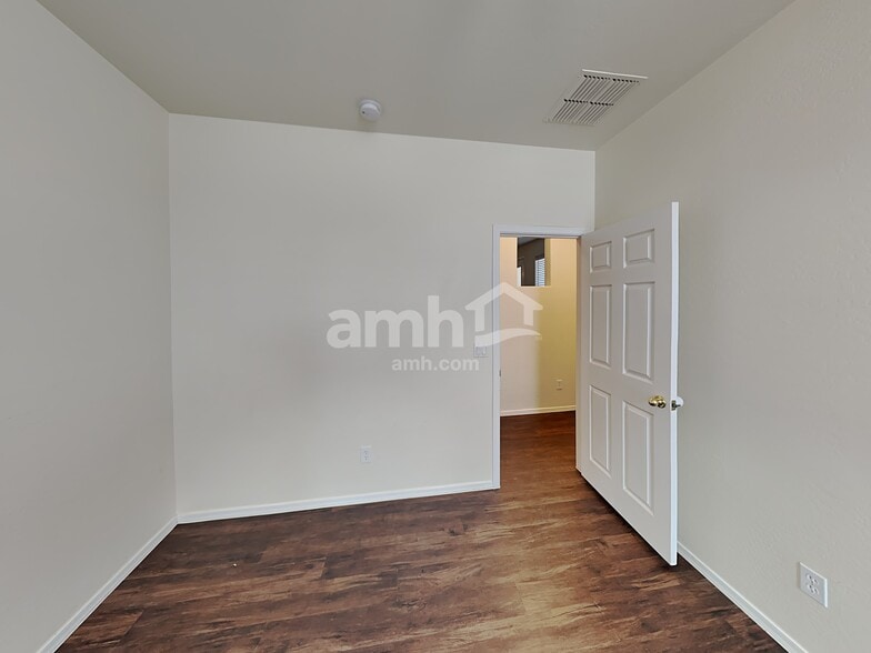 Building Photo - 2363 E Omega Dr