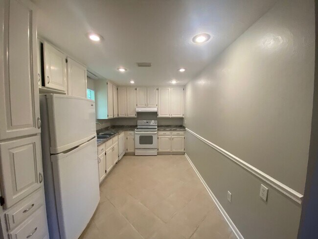 Building Photo - 2408 Dundee Dr