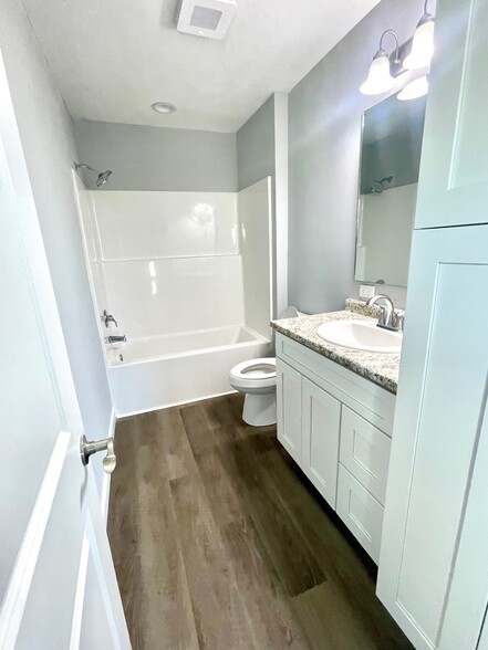 Tub/Shower Bathroom 1/3 - 51 Barcelona Dr
