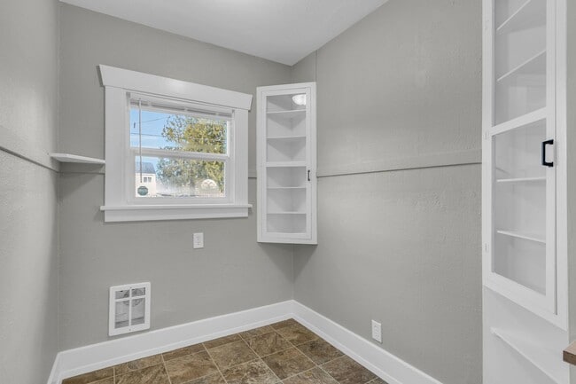 Building Photo - Welcome Home! Charming 3 bedroom Craftsman