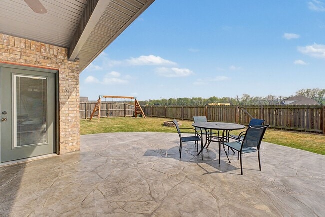 Building Photo - 4 bedroom 2 bath Praire Grove Home! Upgrades Galore!