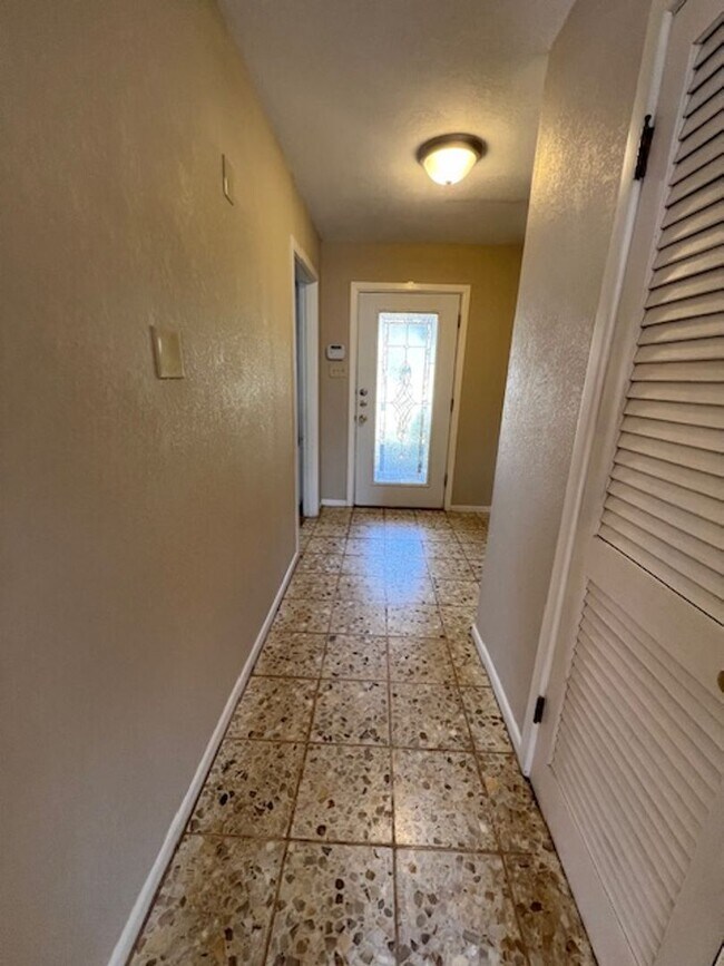 Building Photo - 2301 River Oaks Cir