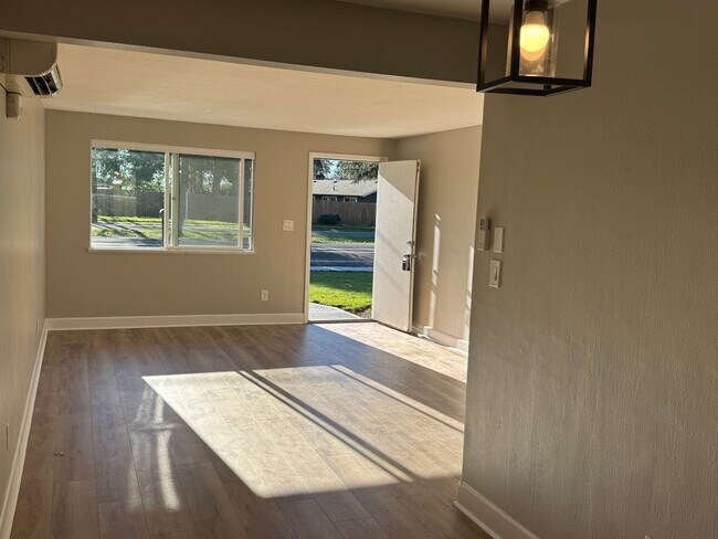 Building Photo - 3 Bedroom home