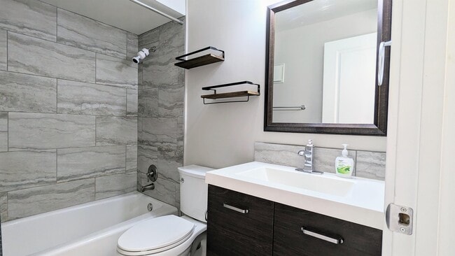 Building Photo - 9463 Bay Colony Dr