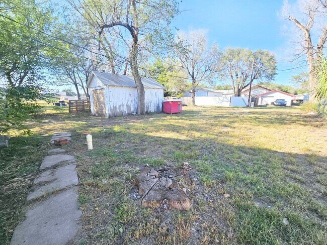 Building Photo - Beautiful 2 Bedroom 1 Bath