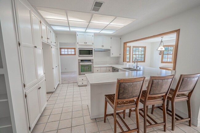 Building Photo - Old Orchard 1 - 4 Bedroom Home in Valencia!