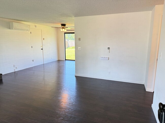 Building Photo - Discover this 3-bedroom 2-bathroom house in a great neighborhood!