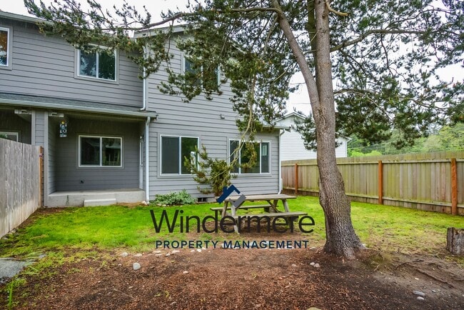 Building Photo - Newer Build 3 Bedroom 2.5 Bathroom Townhome