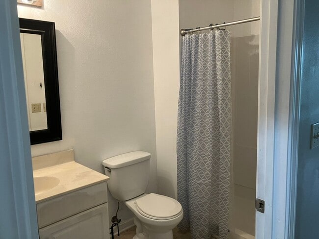 Building Photo - 3 BR / 3 BA @ Bridgepointe