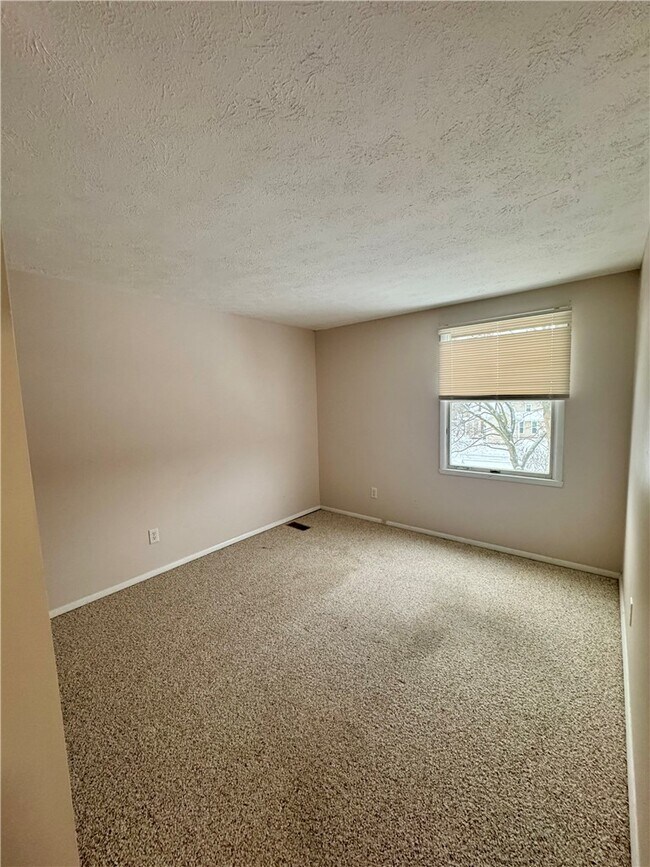 Building Photo - 5 Bramblewood Ln