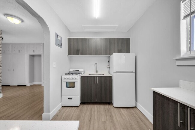 Building Photo - Bright & Updated 1-Bedroom in Prime Hollywood Location