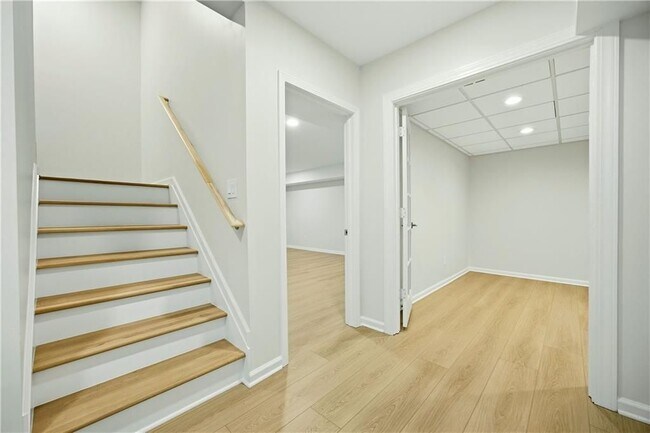Building Photo - 1390 Tennis Ct Pl