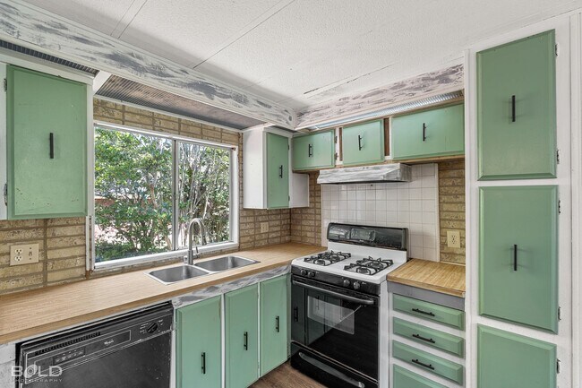 Building Photo - MOVE IN SPECIAL HALF OFF FIRST MONTHS RENT