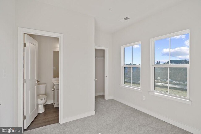 Building Photo - 734 Watts St