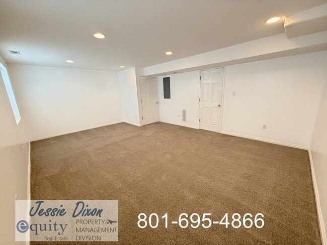 Building Photo - 108 W Oaks Dr