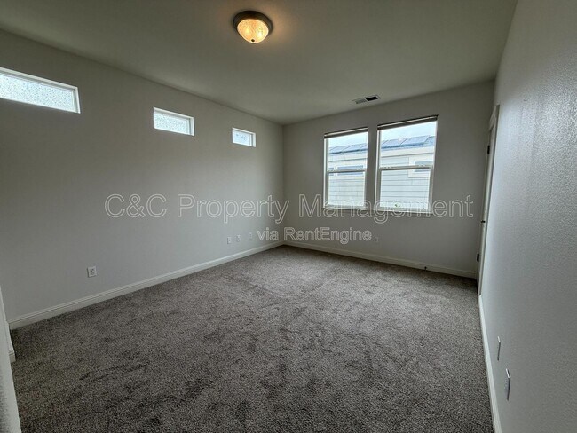 Building Photo - 2527 N Village Dr