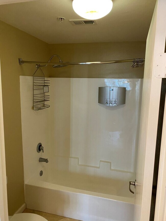 Building Photo - Dual Master 2 Bed 2.5 Bath - Walk-up townhouse at Atria!