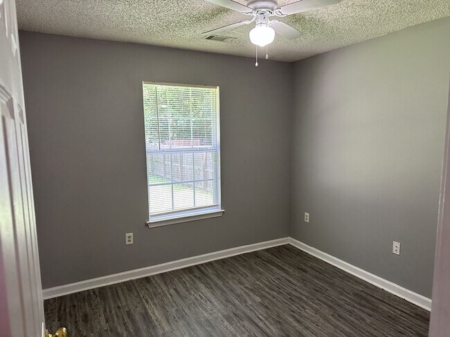Building Photo - 641 Laurel Hill Cir