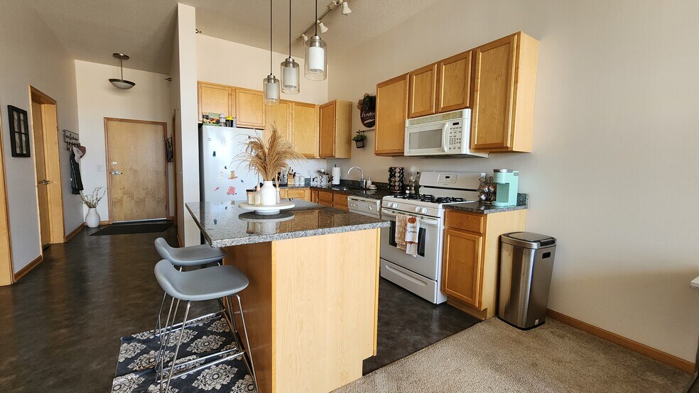 Building Photo - 2650 University Ave W