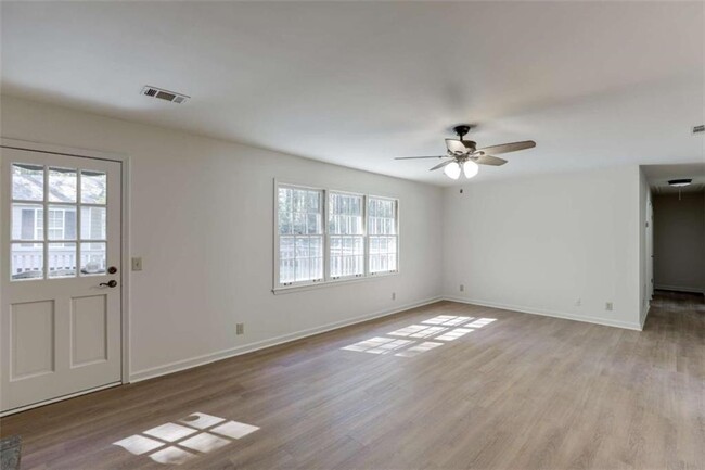 Building Photo - 1373 W Prospect Dr NE