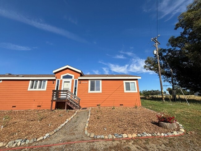 Building Photo - Charming Horse Property - 2 Bed/ 2 Bath with office- Home with Scenic Views and Pasture