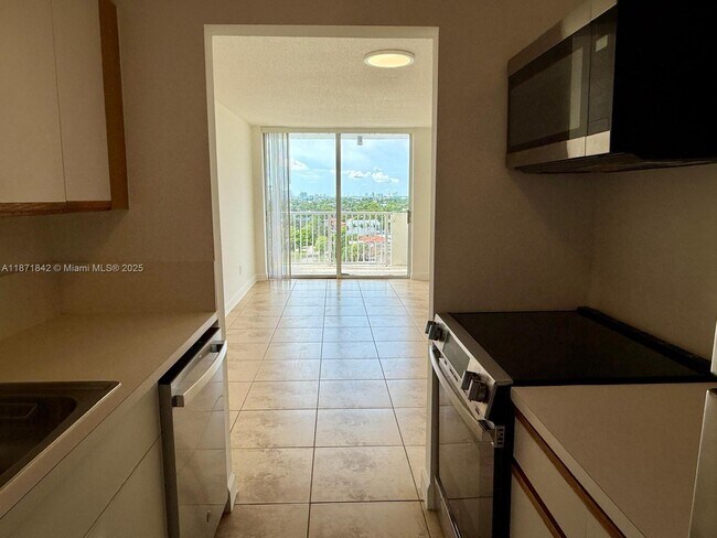 Building Photo - 2000 NE 135th St