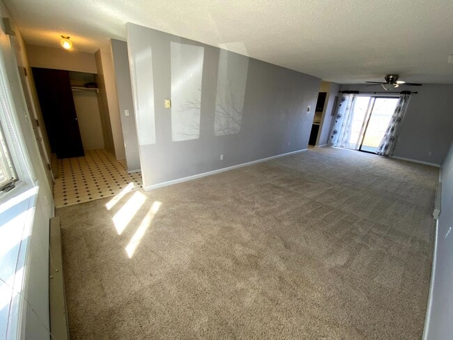 Building Photo - 3 Bedroom, 1.5 Bathroom Townhouse Next to High School and Middle School