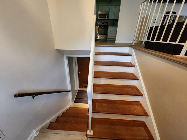 Building Photo - Beautiful 3-bedroom, 1.5-bathroom split-le...