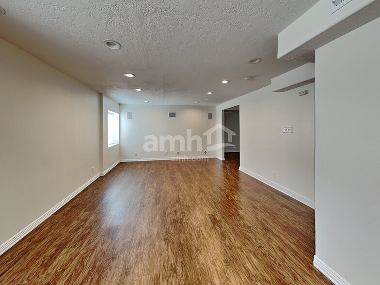 Building Photo - 243 W Peppermint Cir